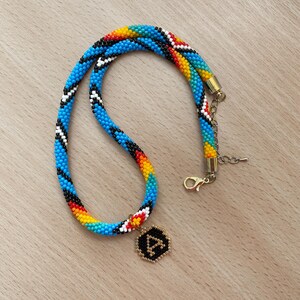 Collar de cuentas de estilo nativo con personalización Colgante inicial Collar con colgante de cuentas Colores tradicionales étnicos Regalo para novia