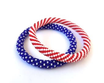 Lot de 2 bracelets empilables en perles avec drapeau des États-Unis - Bracelets joncs étoiles et rayures - Bijoux patriotiques