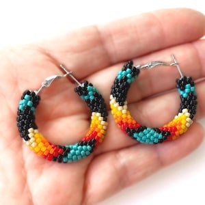 Boucles d'oreilles de style amérindien Petites créoles en perles Bijoux de style du sud-ouest des États-Unis Boucles d'oreilles d'inspiration amérindienne Couleurs traditionnelles