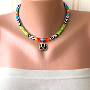 Collar personalizado de estilo nativo con colgante de letra Gargantilla étnica Collar con inicial de cuentas Joyería del suroeste Colores tradicionales nativos