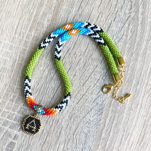 Collar personalizado de estilo nativo con colgante de letra Gargantilla étnica Collar con inicial de cuentas Joyería del suroeste Colores tradicionales nativos