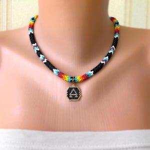 Collar de estilo nativo personalizado con colgante de letra Gargantilla étnica Collar con inicial de cuentas Joyería del suroeste Colores tradicionales nativos