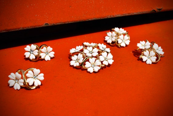 Cool Vintage 1960s Brooch Set by Trifari (Crème de