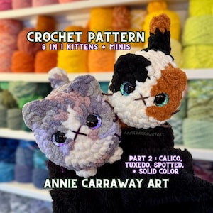 Op de afbeelding: Twee gehaakte kittenknuffels. Eén heeft een calico-patroon met zwart, wit en oranje, de andere een lavendel- en witpatroon. Beide hebben grote, glinsterende ogen en gestikte details. De afbeelding bevat de tekst "CROCHET PATTERN 8 IN 1 KITTENS + MINIS" en "ANNIE CARRAWAY ART".