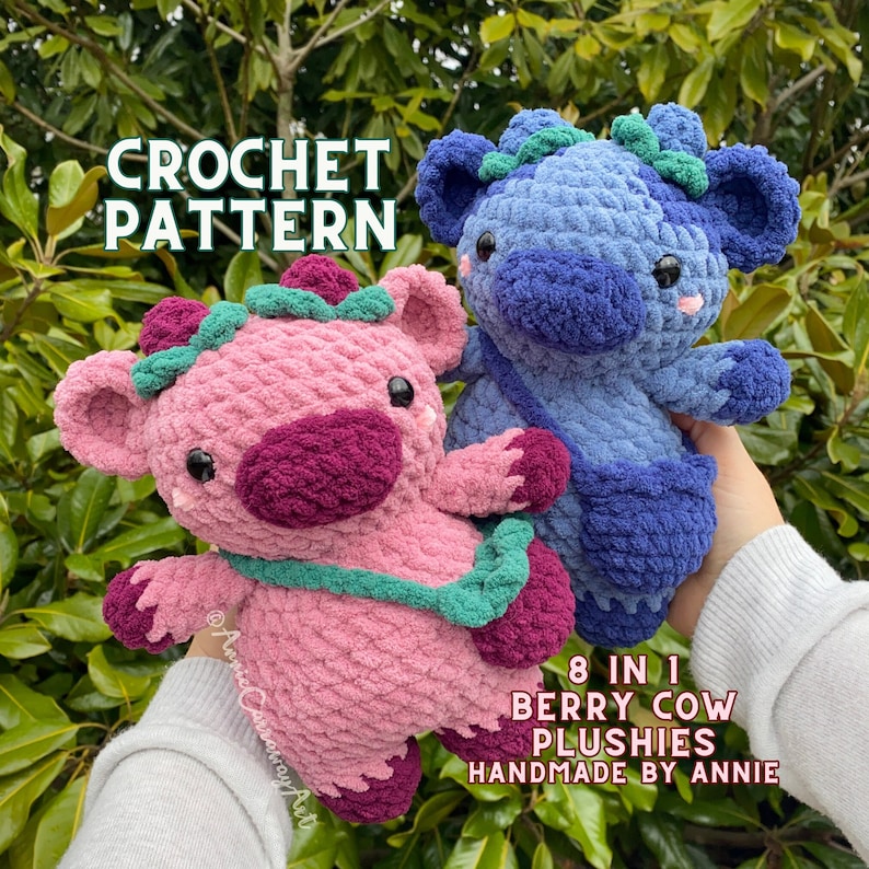 Puede incluir: Patr&oacute;n de crochet para 8 peluches de vaca de bayas. Los peluches son rosas y azules con detalles verdes. El patr&oacute;n est&aacute; hecho a mano por Annie.