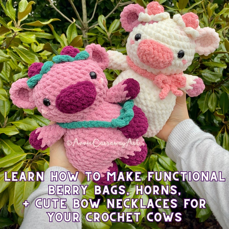 Puede incluir: Dos peluches de vaca de crochet, uno rosa con una bolsa de bayas verde y el otro blanco con un lazo rosa. El texto "LEARN HOW TO MAKE FUNCTIONAL BERRY BAGS, HORNS, + CUTE BOW NECKLACES FOR YOUR CROCHET COWS" est&aacute; en la parte inferior de la imagen.
