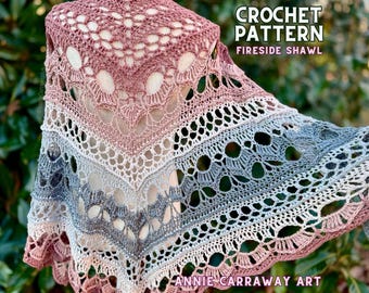 Könnte beinhalten: Ein Häkel-Schal-Muster namens "Fireside Shawl" von Annie Carraway Art. Der Schal ist ein Farbverlauf von Rosa, Beige und Grau mit einem Spitzenmuster.