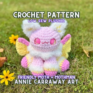 Puede incluir: Un peluche de crochet de polilla en rosa, blanco y amarillo. El peluche tiene ojos grandes y brillantes y una expresión amigable. El texto de la imagen dice "CROCHET PATTERN LOW SEW PLUSHIE" y "FRIENDLY MOTH + MOTHMAN ANNIE CARRAWAY ART".