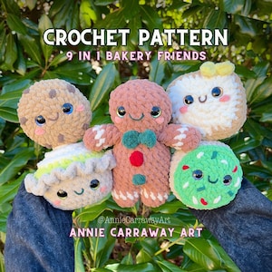 Może przedstawiać: Wzór na szydełku na 9 pluszaków amigurumi w stylu piekarni. Pluszaki obejmują piernikowego ludzika, ciasteczko, babeczkę, pączka, chleb, croissant, bagel, scone i cynamonową bułkę. Wzór pochodzi od Annie Carraway Art.