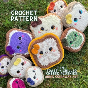 Puede incluir: Colección de nueve peluches de ganchillo con forma de tostadas y sándwiches de queso a la plancha, con caras sonrientes y varios ingredientes. El texto "CROCHET PATTERN" y "9 IN 1 TOAST + GRILLED CHEESE PLUSHIES" son visibles.
