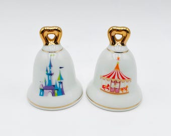 Saleros y pimenteros de cerámica con forma de castillo y carrusel de Disneyland, años 60. Auténticos regalos originales de Disney para coleccionistas.