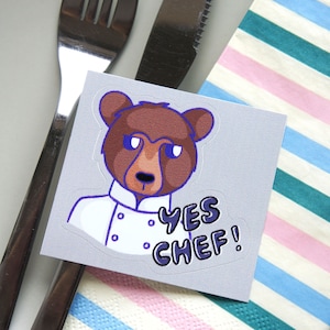 The Bear Yes Chef! vinylsticker, fanart kiss cut-sticker, water- en buitenbestendige tv-seriesticker