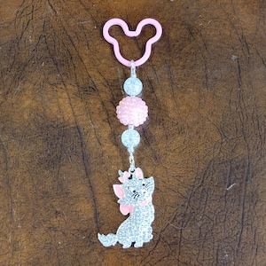 Llavero/Colgante para bolso/Adorno para mochila inspirado en Marie de Los Aristogatos con diamantes de imitación/Cuentas gruesas/Cuentas de chicle