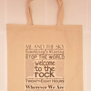 Bolsa de lona natural con citas y letras de "Come From Away"