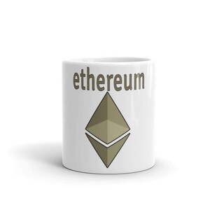 Puede incluir: Taza de cerámica blanca con la palabra "ethereum" impresa en negro y un logotipo de Ethereum en gris.
