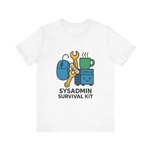 Op de afbeelding: Een wit t-shirt met korte mouwen en een afbeelding van een blauwe computermuis, twee oranje moersleutels, een beige pleister, een groene koffiemok en een blauwe server met een gezichtje. De tekst SYSADMIN SURVIVAL KIT staat onder de afbeelding.