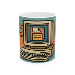 Peut inclure: Un mug en céramique blanche orné d'une illustration graphique d'un ordinateur beige vintage avec un clavier. L'écran de l'ordinateur affiche une icône de disquette orange. Un engrenage orange stylisé est placé à gauche de l'écran.
