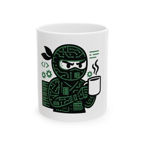 Puede incluir: Una taza de cerámica blanca con un gráfico en verde oscuro de un ninja con un patrón de placa de circuito en el cuerpo. El ninja sostiene una taza de café humeante, rodeado de pequeños iconos de engranajes y el símbolo de código </i> en verde.