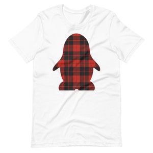 Könnte beinhalten: Weißes T-Shirt mit einer Silhouette eines Pinguins in rot-schwarzem Karomuster.