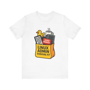 Op de afbeelding: Een wit t-shirt met een afbeelding van een oranje tas met de tekst LINUX ADMIN SURVIVAL KIT. De tas bevat een gele badeend, een wit toetsenbord, een dampende koffiemok, een servertoren en een rode knop met de tekst HARD REBOOT.