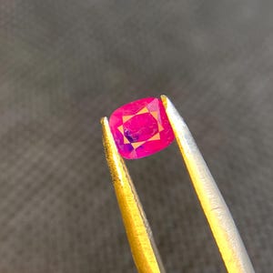 Könnte beinhalten: Eine weiße Keramiktasse mit schwarzem Henkel und dem Text "But first, coffee" in handschriftlichem Stil. Die Tasse steht auf einer weißen Oberfläche. Die Tasse ist 10 cm hoch.