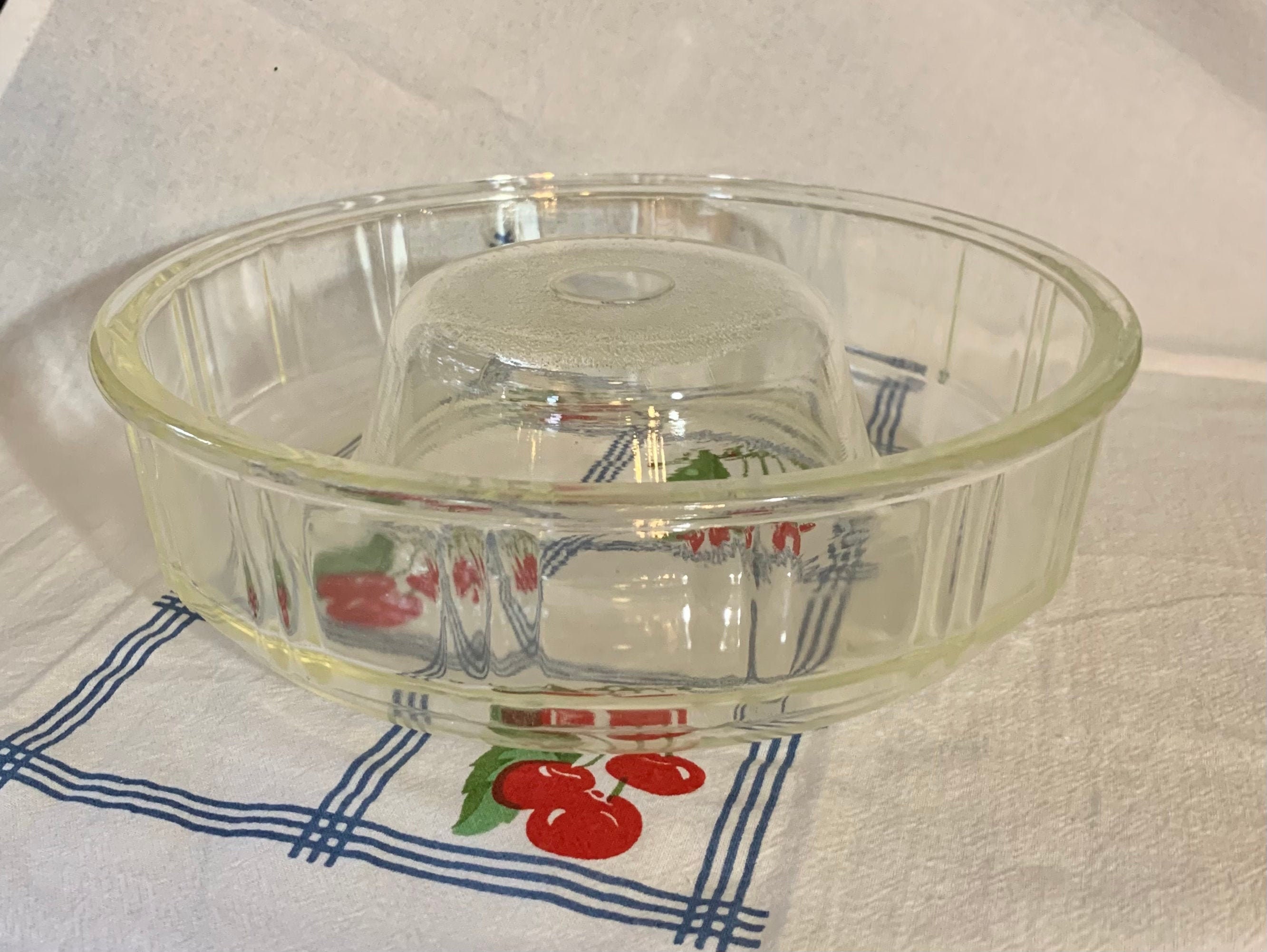 Vintage Queen Anne Glasbake Bundt Cake Glass Baking Pan Dish Ring Mold  Round 9