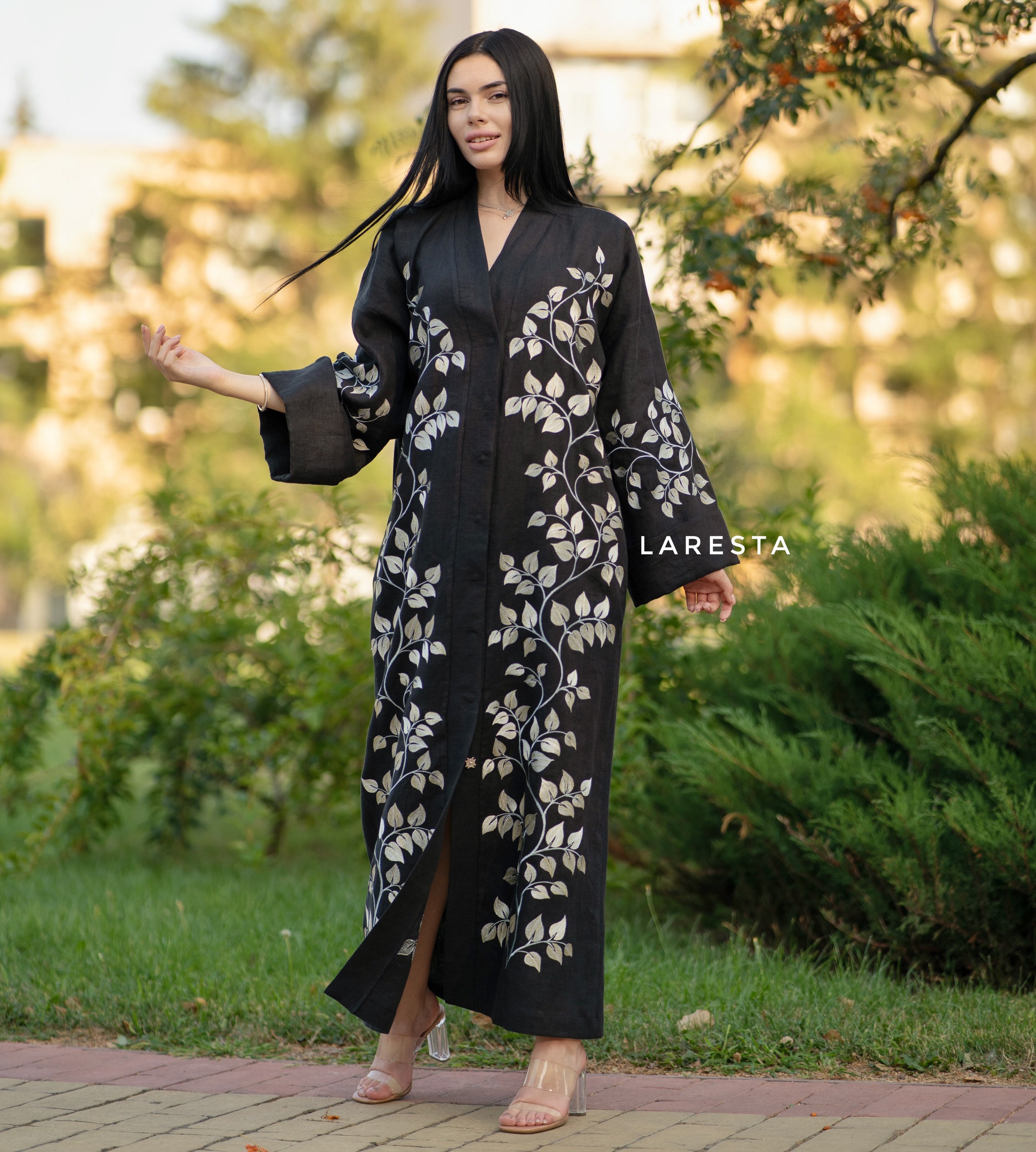 Verdeel verzekering Ongelofelijk Moderne Kimono abaya in zwart linnen met geborduurde bladeren. - Etsy  Nederland