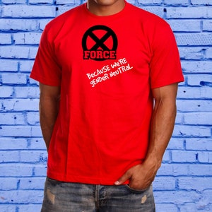 Puede incluir: Camiseta roja con un c&iacute;rculo negro y una X en su interior. El texto "FORCE" est&aacute; escrito debajo del c&iacute;rculo. El texto "Because we're gender neutral" est&aacute; escrito debajo del c&iacute;rculo en blanco.