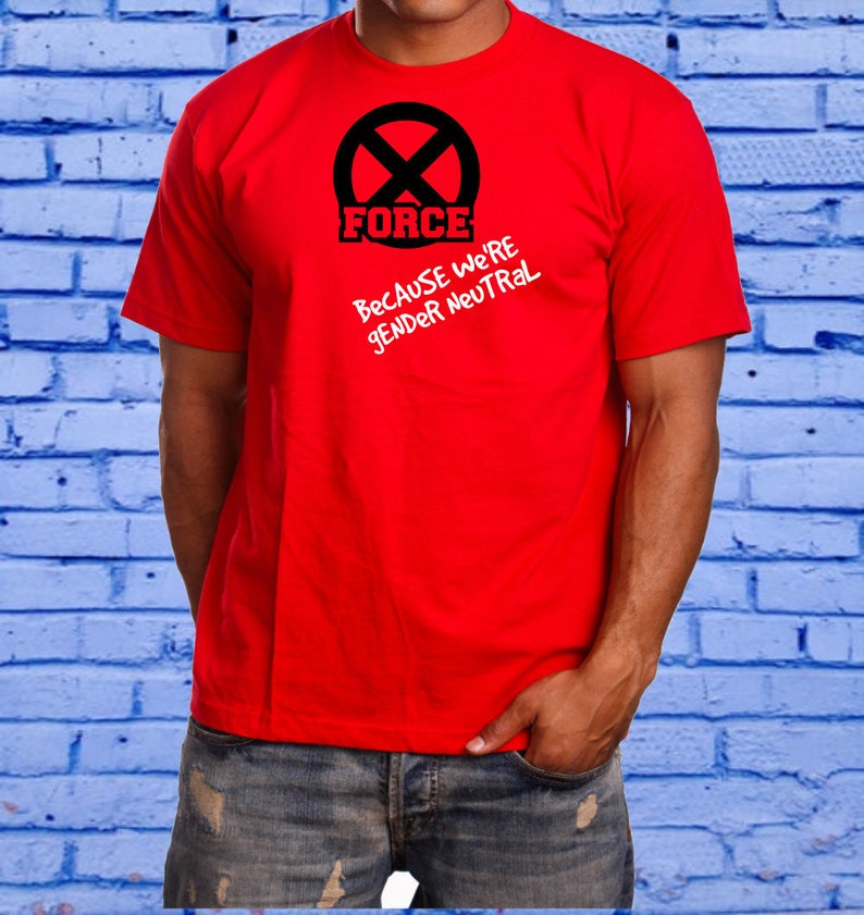 Puede incluir: Camiseta roja con un c&iacute;rculo negro y una X en su interior. El texto "FORCE" est&aacute; escrito debajo del c&iacute;rculo. El texto "Because we're gender neutral" est&aacute; escrito debajo del c&iacute;rculo en blanco.
