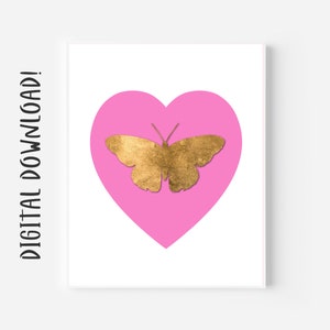 Puede incluir: Una impresión digital con un diseño de mariposa dorada centrada en un corazón rosa. La obra de arte está sobre un fondo blanco, con el texto "¡DESCARGA DIGITAL!" en negro en el lado izquierdo.