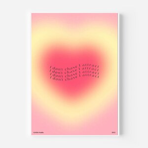 Könnte beinhalten: Ein rosa-gelber Farbverlaufshintergrund mit dem Text "I don't chase I attract", der viermal in Herzform wiederholt wird.
