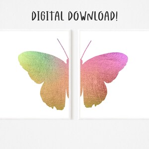 Puede incluir: Dos impresiones de arte imprimibles que presentan una silueta de mariposa colorida con un degradado de verde, amarillo, naranja, rosa y morado. La mariposa está dividida en dos, con cada mitad en una impresión separada.