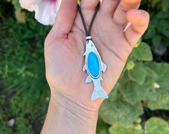 Collar con colgante de trucha turquesa: Talismán de pez de plata esterlina, hecho a mano en Wyoming.