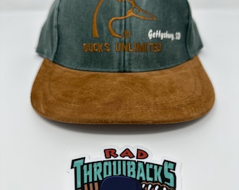 New Dead Stock Vintage Rare 1980s Ducks Unlimited Green/Tan Suede Leather Bill Strapback Dad Hat Gettysburg SD