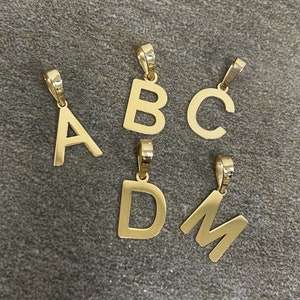 Collier pendentif à breloques en or jaune massif 14 carats, petit bloc uni et délicat, lettre initiale ordinaire