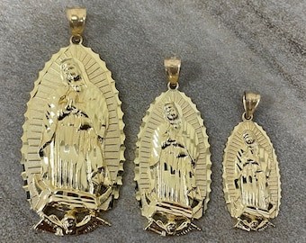 Op de afbeelding: Drie gouden hangers met een gedetailleerd beeld van de Maagd Maria. De hangers zijn in verschillende maten en zijn allemaal aan een ketting.