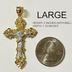 Puede incluir: Un gran colgante de cruz de oro y plata con detalles intrincados. El colgante mide 5,08 cm de alto y 2,79 cm de ancho. El colgante se muestra junto a una moneda de 25 centavos de d&oacute;lar estadounidense para comparar el tama&ntilde;o.