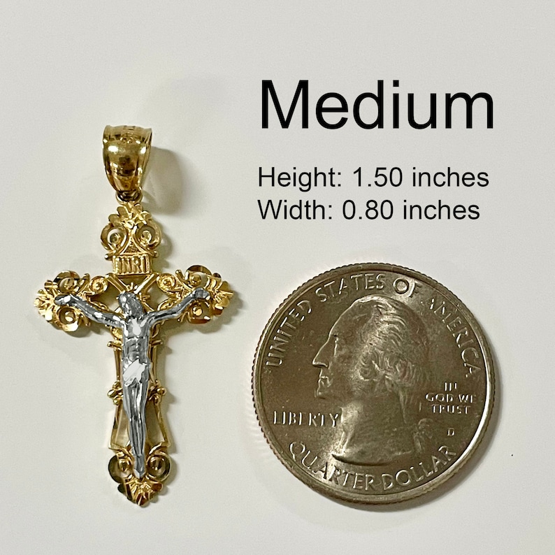 Puede incluir: Un colgante de cruz de dos tonos, dorado y plateado, con un dise&ntilde;o detallado. El colgante mide 1,50 pulgadas de alto y 0,80 pulgadas de ancho.