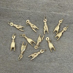 Colgante con signo de buena suerte en forma de mano en miniatura de oro amarillo pulido de 14 quilates con o sin cadena tipo cable Rolo