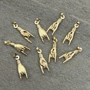 Colgante con signo de buena suerte Mano Cornuto en oro amarillo pulido de 14 quilates con o sin cadena tipo cable Rolo