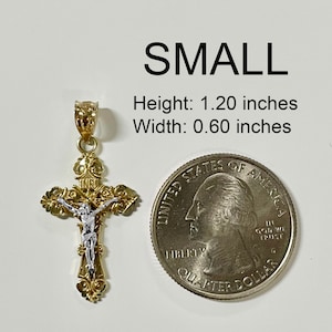 Puede incluir: Un peque&ntilde;o colgante de cruz de oro y plata, que mide 1,20 pulgadas de alto y 0,60 pulgadas de ancho. El colgante se muestra junto a una moneda de 25 centavos de d&oacute;lar estadounidense para comparar el tama&ntilde;o.