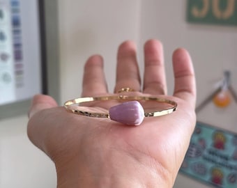 Beautiful Pink Purple Cone Shell Bangle/14K Gold Filled/12Gauge Hammered Bangle/Size 7.5