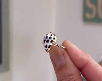 Beautiful Shell Ring/14K Gold Filled Wave Band/Size 7