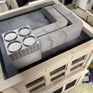 Peut inclure: Maquette détaillée d'un bâtiment avec un toit, comprenant un système de ventilation et une structure de toit. Le bâtiment comporte plusieurs fenêtres et un aspect vieilli. La palette de couleurs comprend des nuances de gris, de blanc et des touches de rouille.
