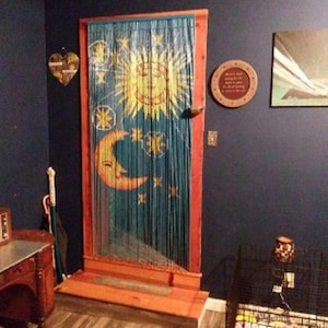 Cortina de cuentas de bambú Sol y Luna: separador de ambientes pintado a mano imagen 9