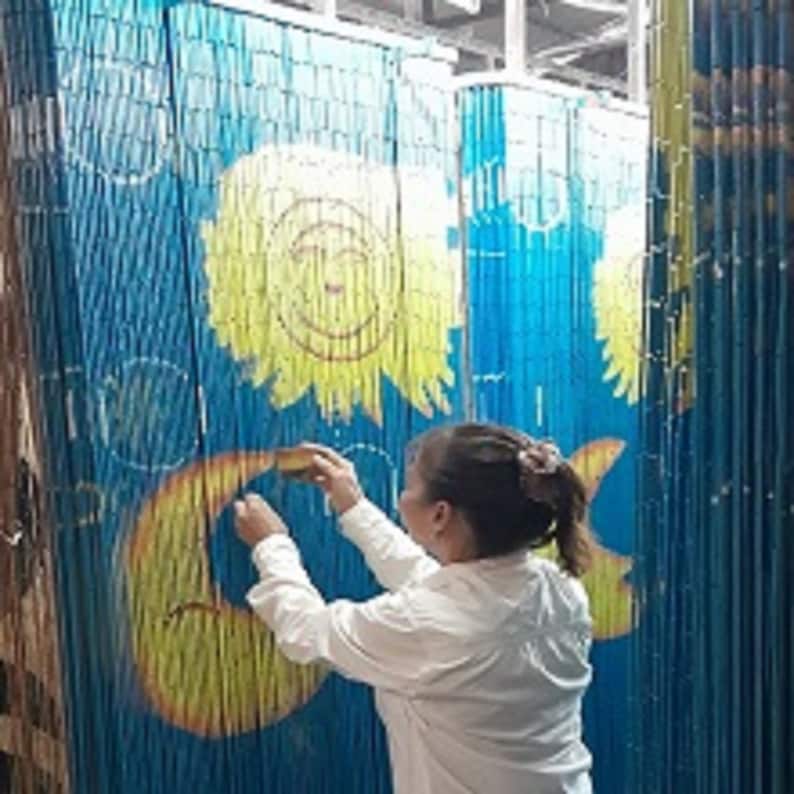 Cortina de cuentas de bambú Sol y Luna: separador de ambientes pintado a mano imagen 4