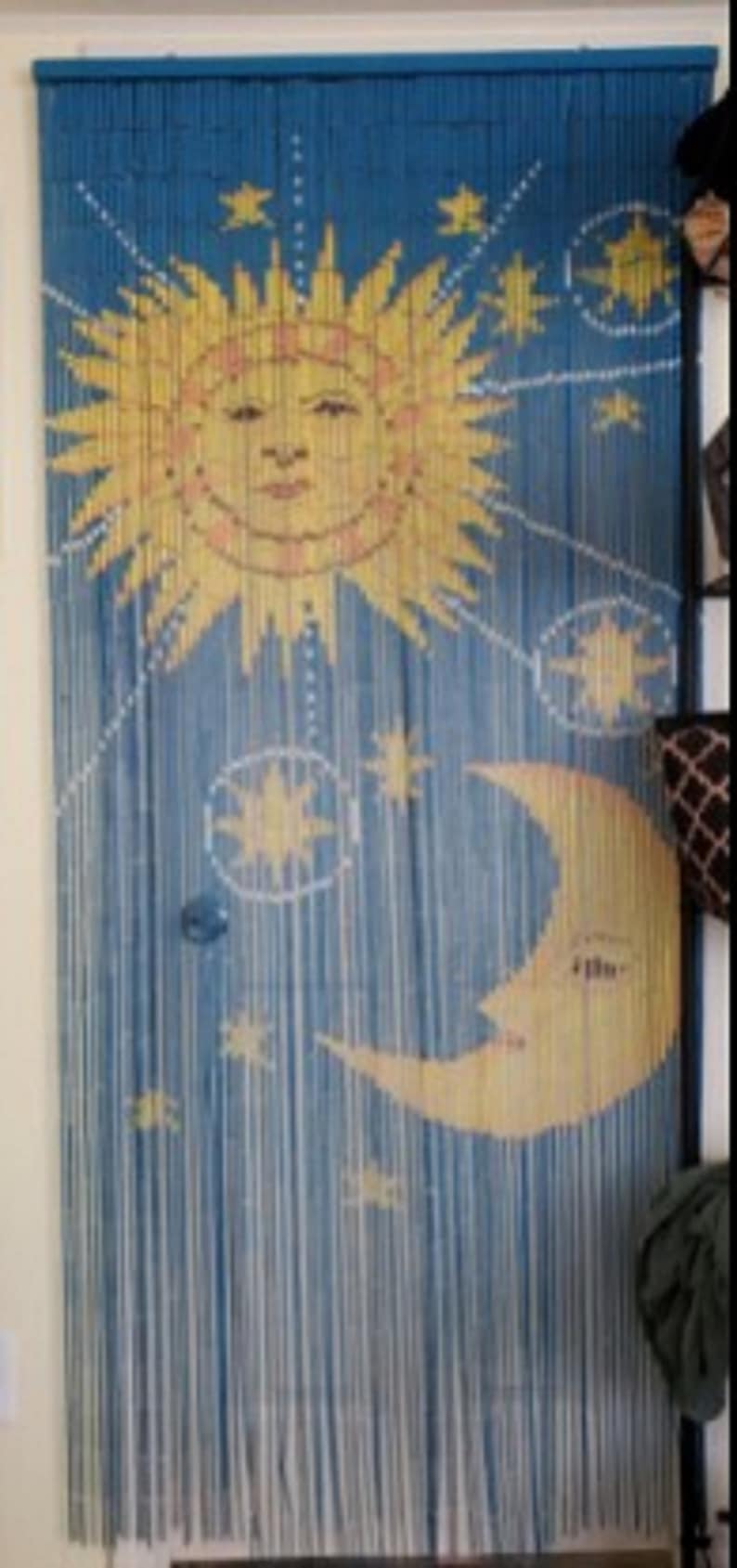 Cortina de cuentas de bambú Sol y Luna: separador de ambientes pintado a mano imagen 1