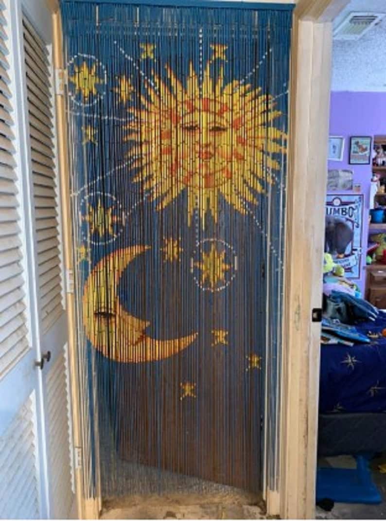 Cortina de cuentas de bambú Sol y Luna: separador de ambientes pintado a mano imagen 5