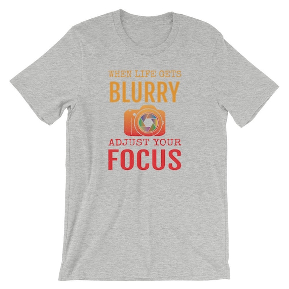 Quand la vie devient floue ajuster photographes votre Focus photographie T-Shirt T-Shirt cadeau pour photographes ajuster Graphic T-Shirt photographe T-Shirt unisexe Tee 1154ae Quand la vie devient floue ajuster photographes votre Focus photographie T-Shirt T-Shirt cadeau pour photographes ajuster Graphic T-Shirt photographe T-Shirt unisexe Tee 1154ae
