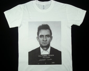 Camiseta blanca con foto policial de Johnny Cash. Tallas disponibles: S-3XL